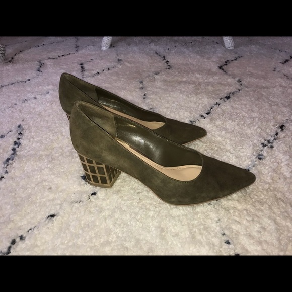 Brian Atwood olive suede pumps w gold block heel - Picture 3 of 6